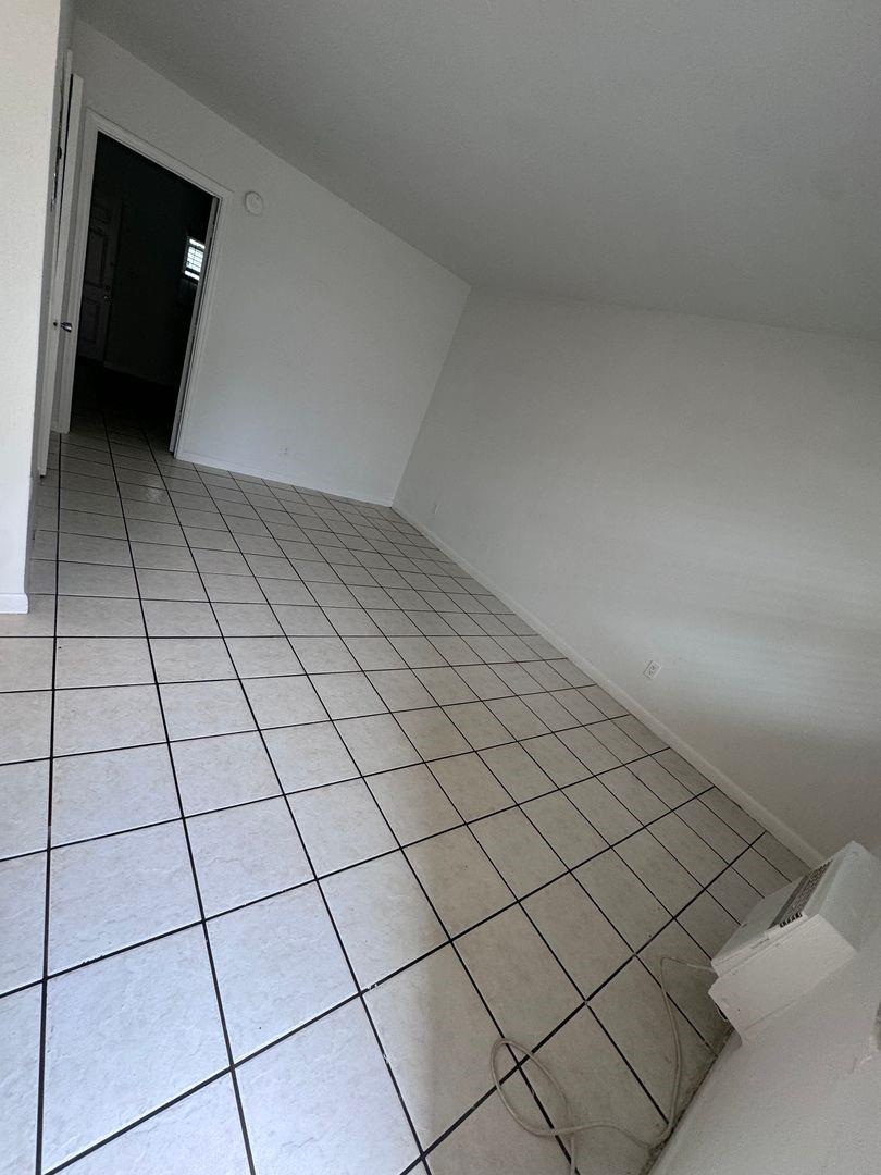 916 SW 15th Ter D
