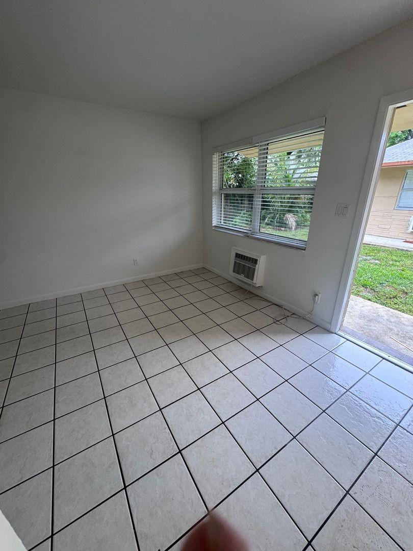 916 SW 15th Ter D
