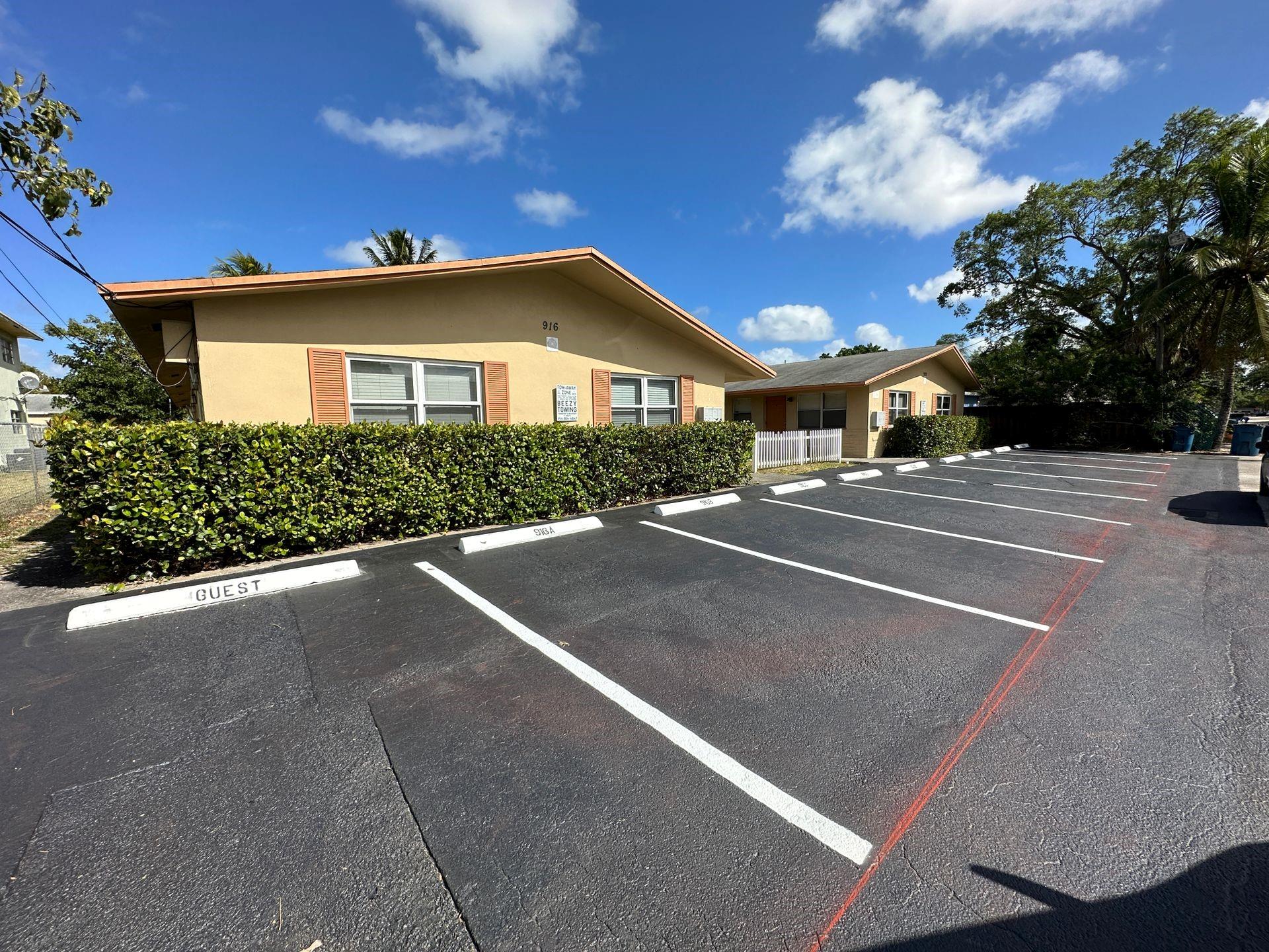 Welcome to this lovely 1 bed 1 bath apartment located in Fort Lauderdale, FL 33312.
The kitchen is equipped with a refrigerator and stove.