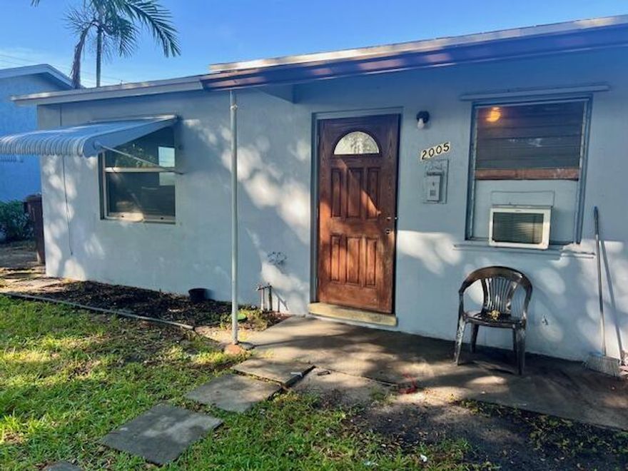 Cozy 2BR/1BA Duplex in charming West Palm BeachThis cozy two-bedroom, one-bathroom duplex is available now for an annual lease. The home features tile flooring throughout, a bathtub and shower combination, and a fenced-in backyard that's perfect for relaxing or letting pets play--yes, pets are welcome! There's also plenty of open parking available for you and your guests.Located in an adorable historic area of West Palm Beach, this property offers both charm and convenience. You'll be just minutes from downtown CityPlace, Palm Beach Island, the beach, and plenty of local shops and restaurants.First month's rent, last month's rent, and a security deposit are required for move-in.