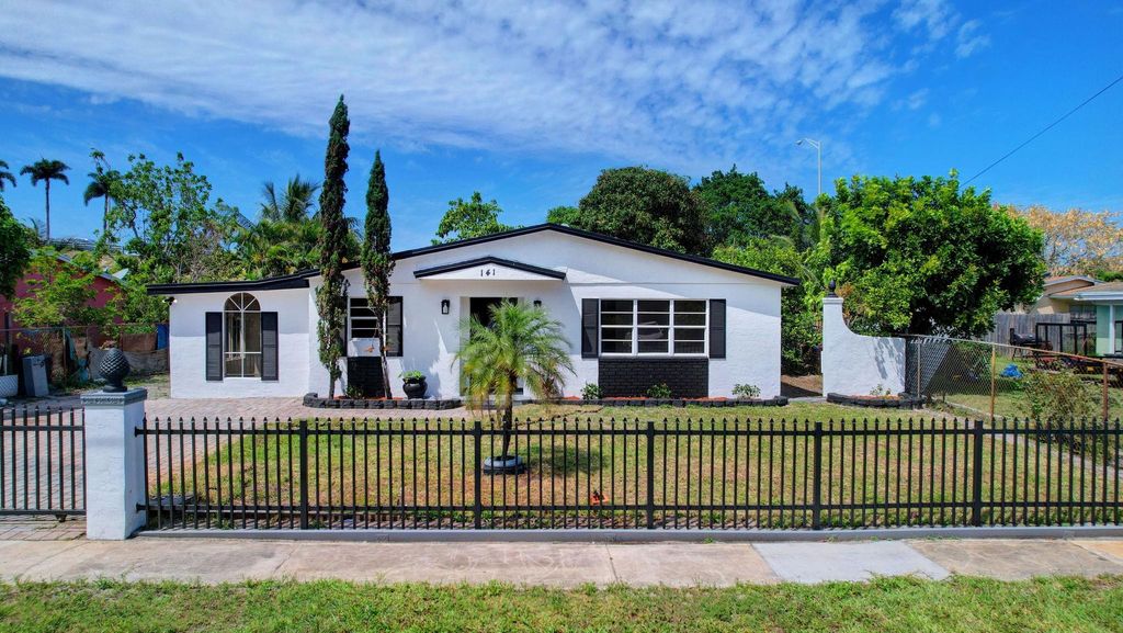 Photo of 141 NW 21st Avenue, Boynton Beach, FL 33435 (MLS # F10433254)