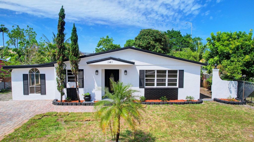 Photo of 141 NW 21st Avenue, Boynton Beach, FL 33435 (MLS # F10433254)