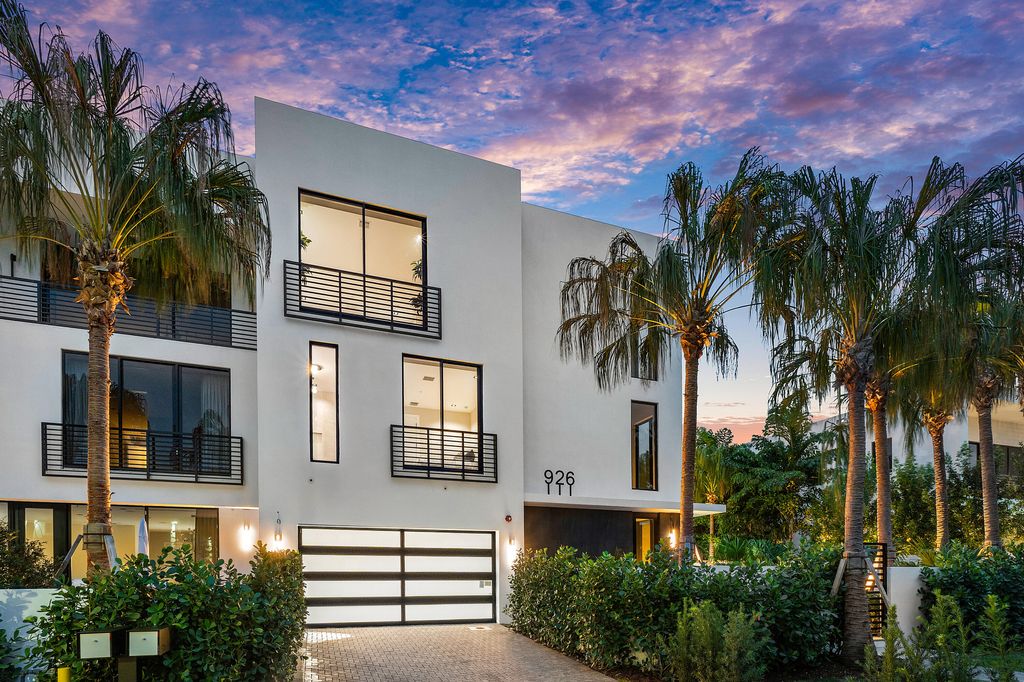 Photo of 926 Kenmont Lane, Delray Beach, FL 33483 (MLS # R10988365)
