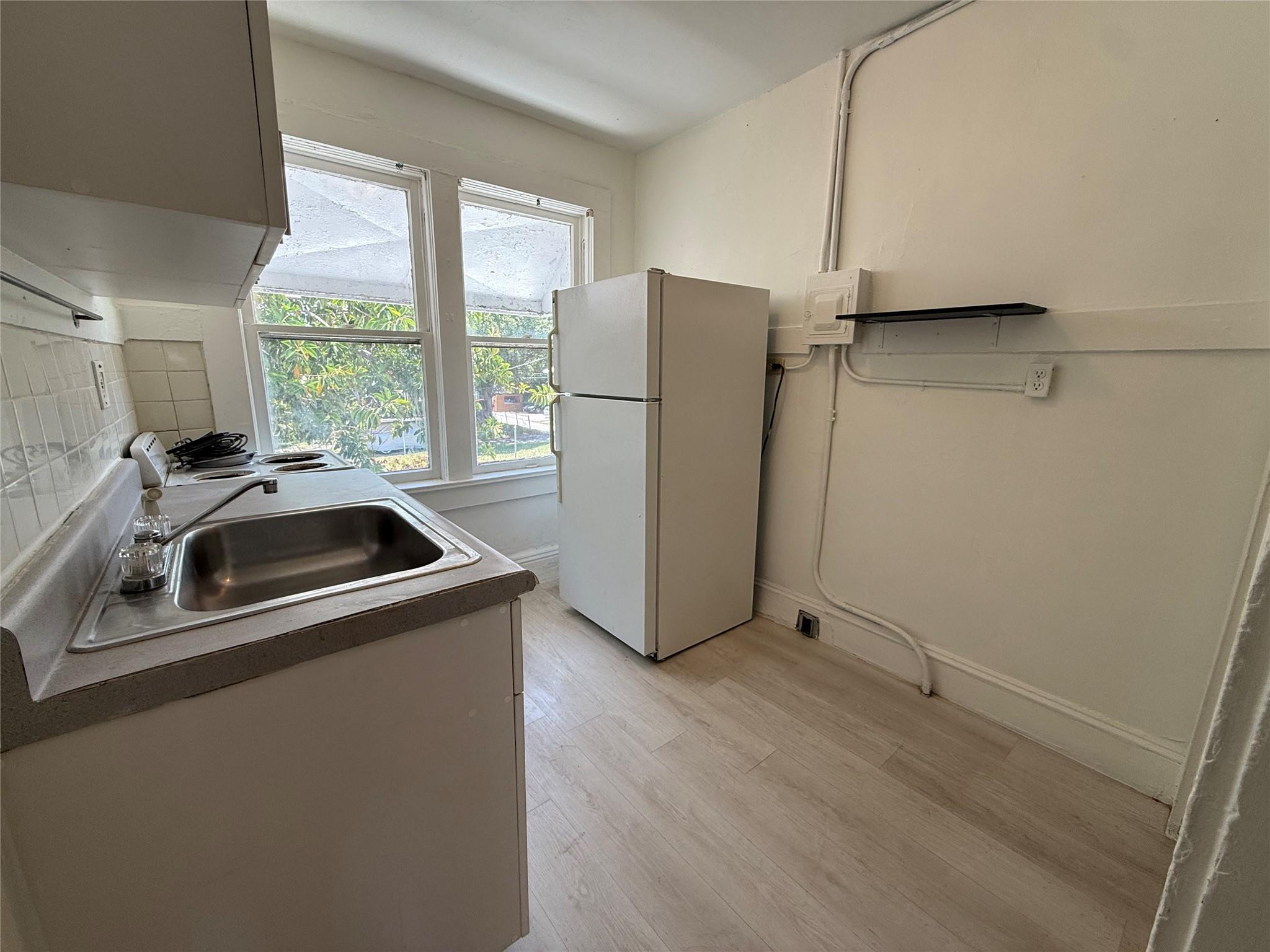 Hollywood 1-21 B - Residential Lease