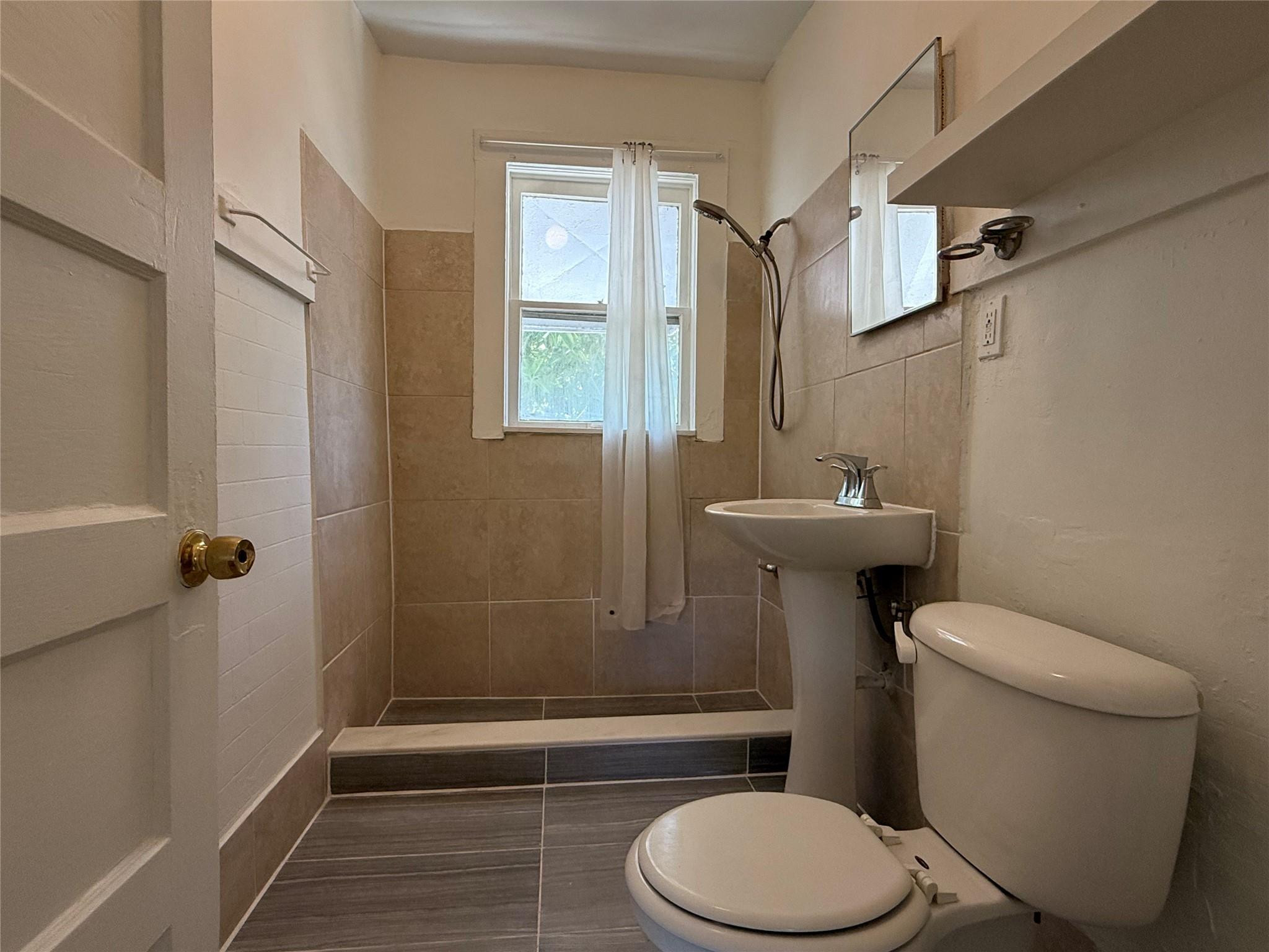 Hollywood 1-21 B - Residential Lease