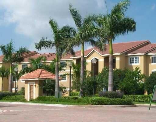 GATES EMERALD ISLES COMMUNITY FEATURES: A NICE 2/2 on the lake, mint condition, GRANITE COUNTER TOPS, TILE FLOORS, GREAT LOCATION, POOL, EXERCISE ROOM, CLUBHOUSE AND IS CLOSE TO EVERYTHING. A MUST SEE!!