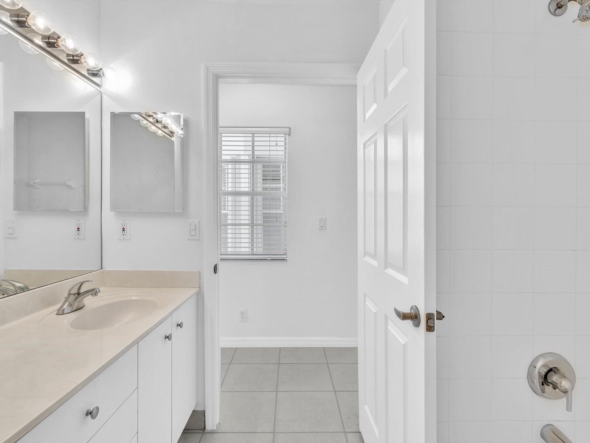 FLORAL LAKES - Residential Lease