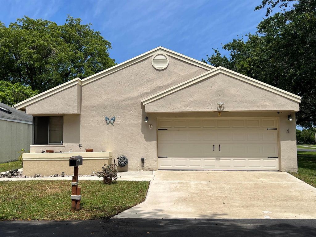 Photo of 9 W Chesterfield Drive, Boynton Beach, FL 33426 (MLS # R10976247)