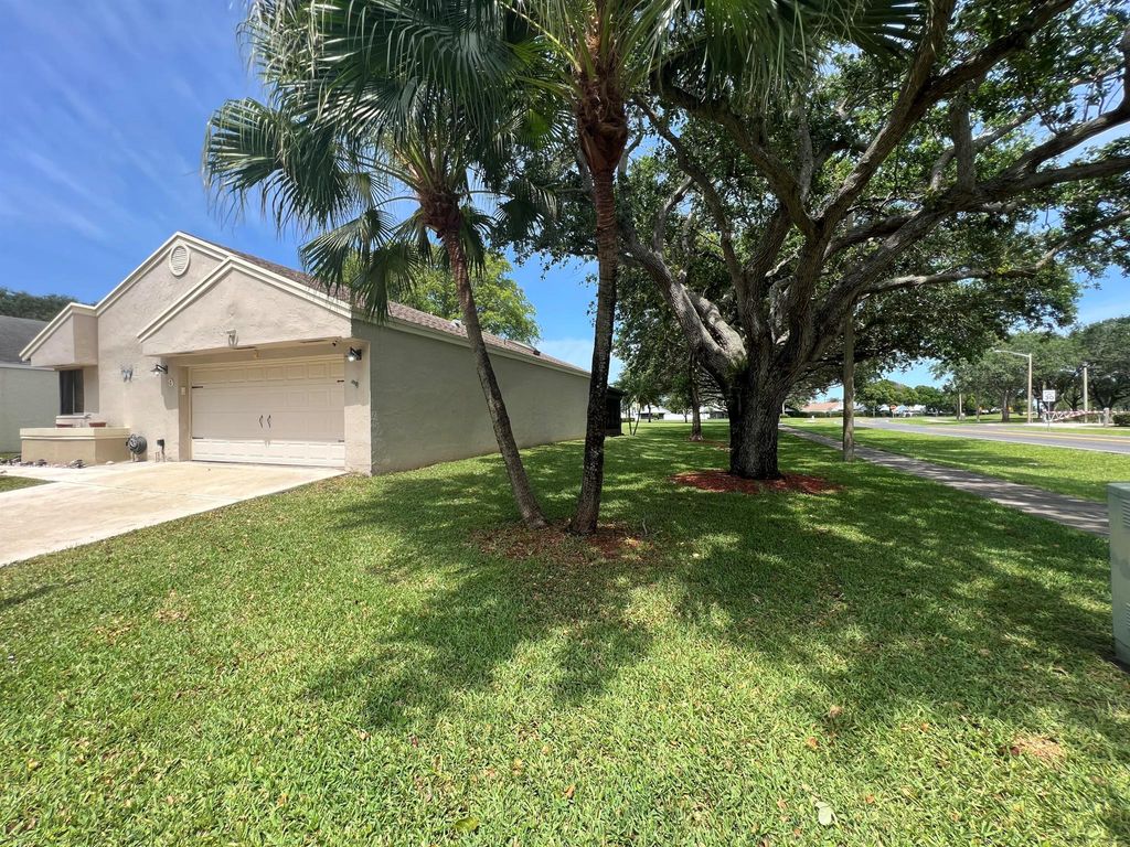 Photo of 9 W Chesterfield Drive, Boynton Beach, FL 33426 (MLS # R10976247)