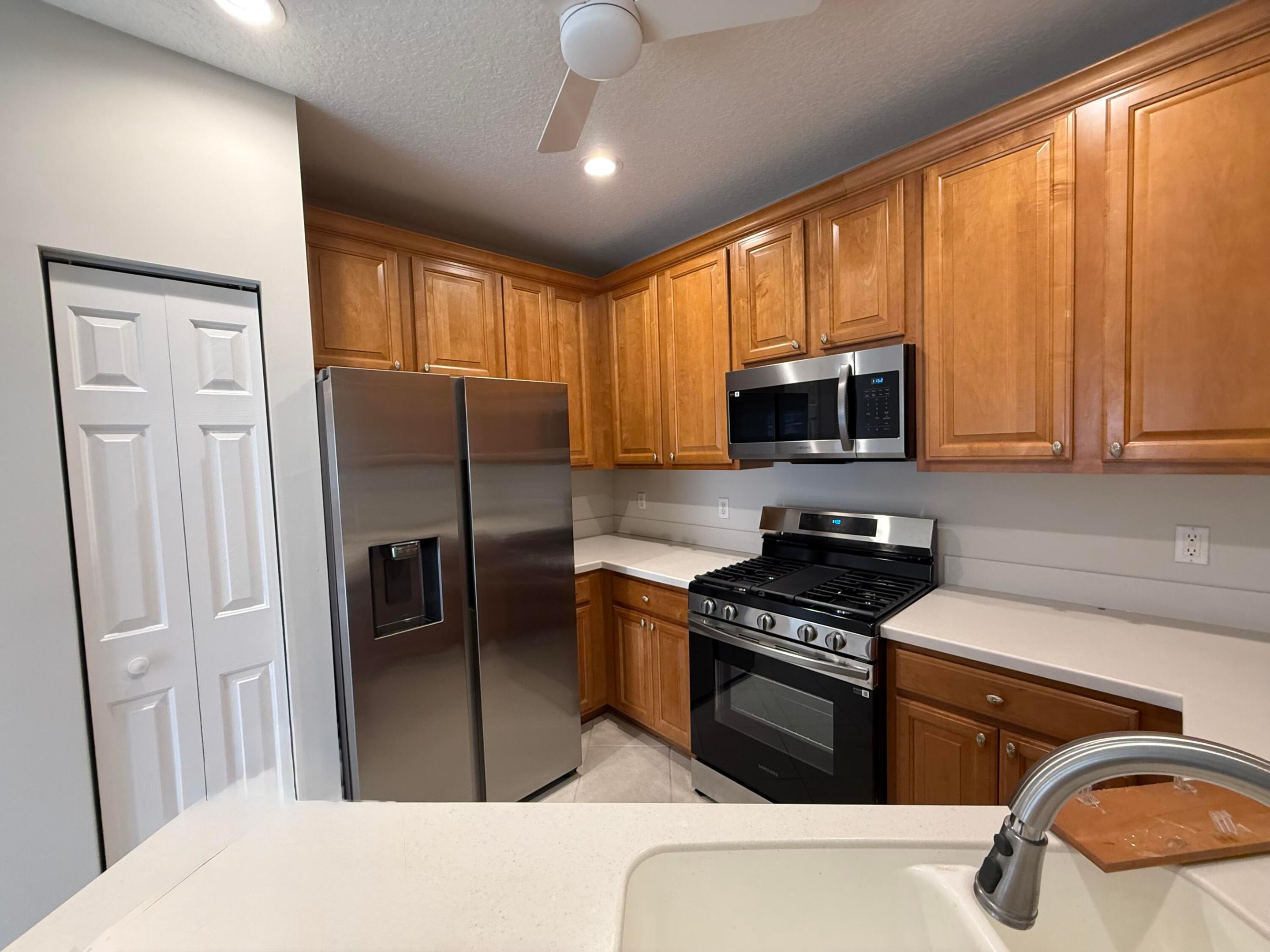 MANSIONS AT EVERGRENE WEST CONDO - Residential Lease