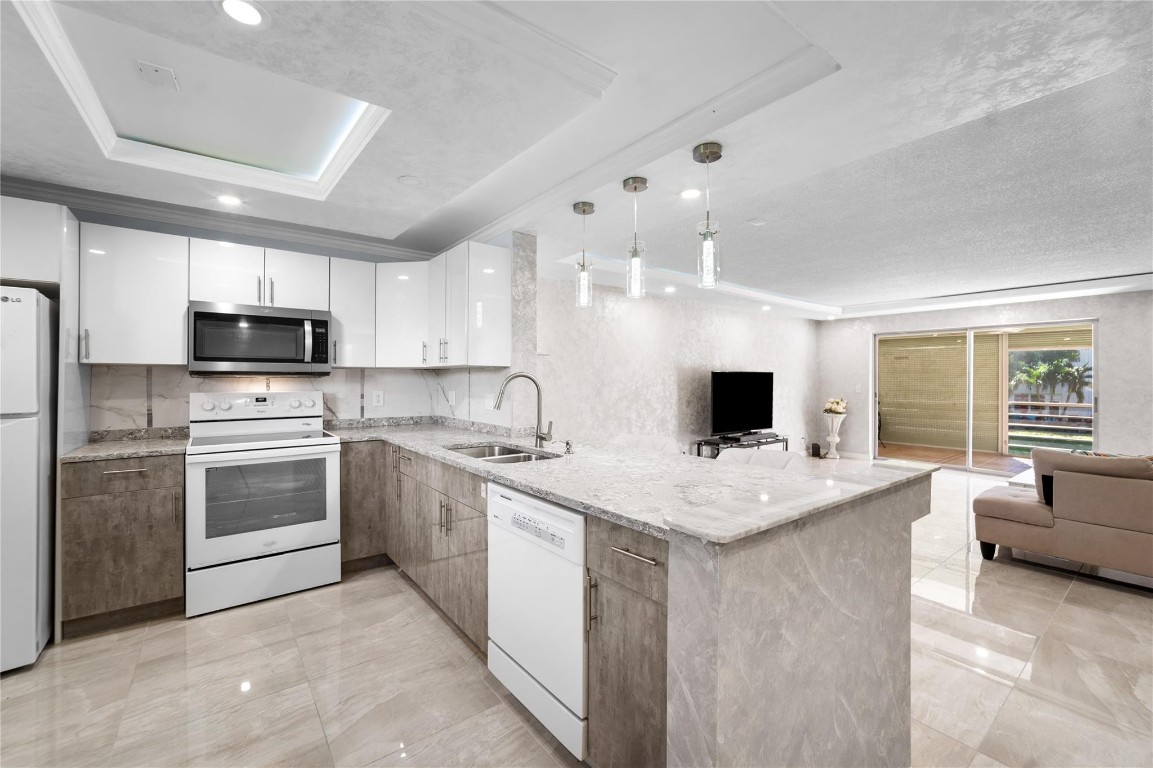 VILLAGE ROYALE GREENWOOD - Residential