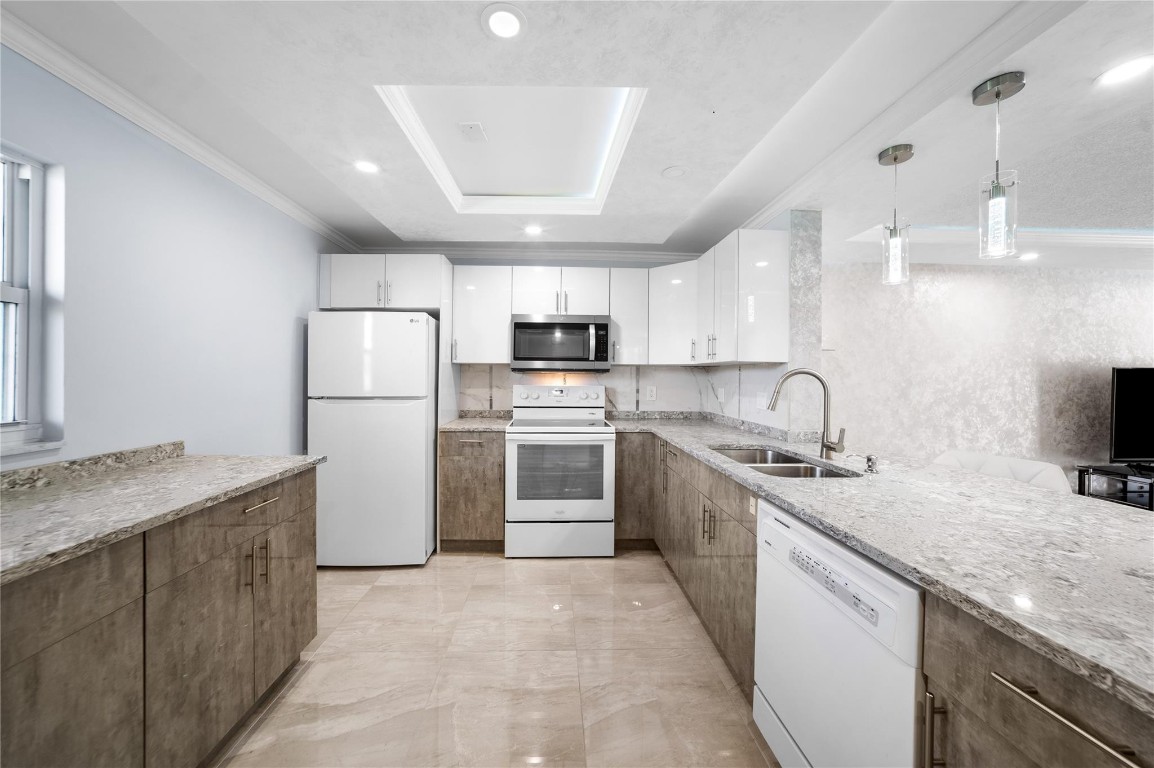 VILLAGE ROYALE GREENWOOD - Residential