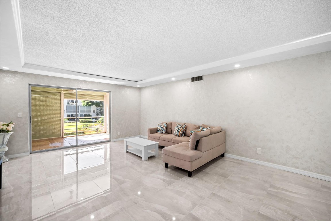 VILLAGE ROYALE GREENWOOD - Residential