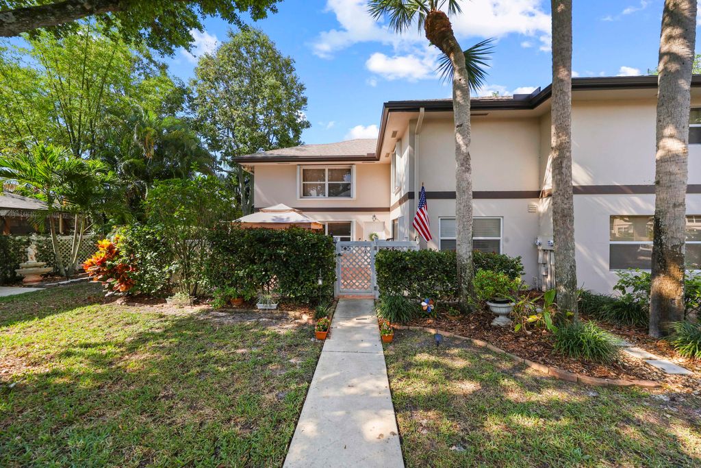 Photo of 31 Clinton Court #B, Royal Palm Beach, FL 33411 (MLS # B26007617)