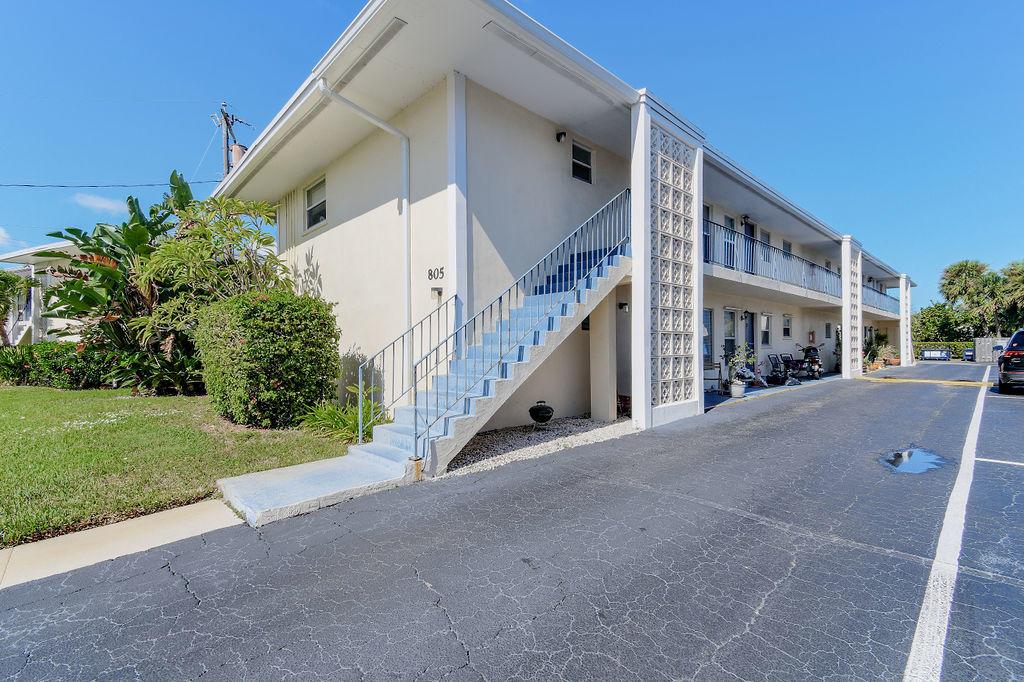 Come relax and enjoy the Florida lifestyle in this quaint 1/1 condo located on the Earman River. Boat docks are available with no wait list and can be rented at $375/qtr includes electric and water. Large walk in closet & large master bedroom. Furniture is negotiable outside the sale of the condo.