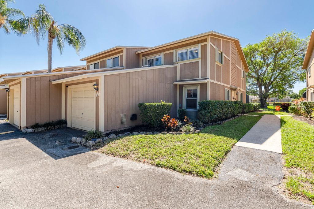 Photo of 56 Maplecrest Circle, Jupiter, FL 33458 (MLS # R10970892)