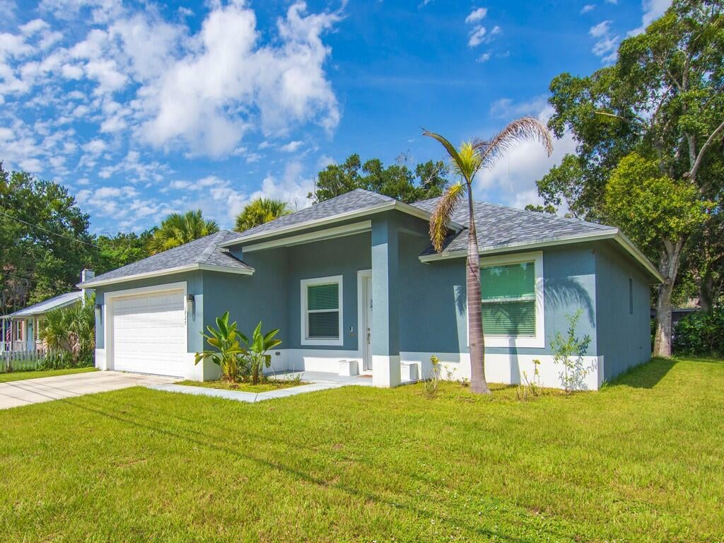 Photo of 1725 20TH Avenue, Vero Beach, FL 32960 (MLS # B26073283)