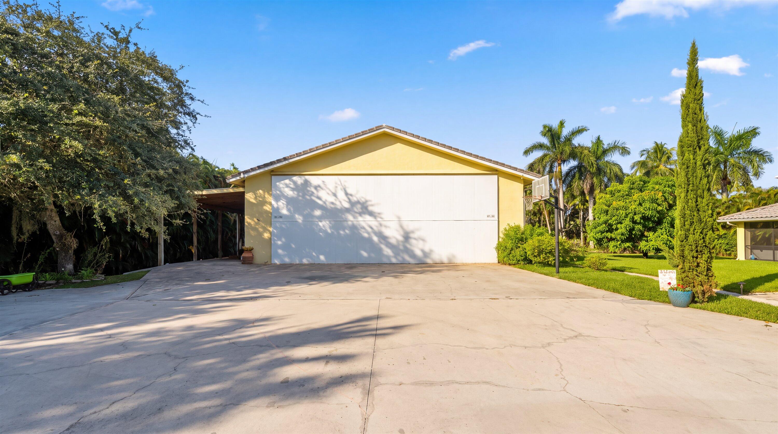 10861 DENOEU Road, Boynton Beach, FL, 33472/$2,750,000 3 10861 DENOEU Road