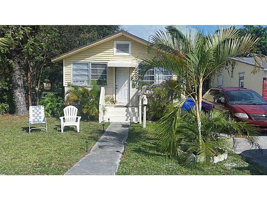 BEAUTIFUL ALL RENOVETED 3/2 BIG BACK YARD WWITH FENCE, CLOSE TO THE 95 AND HOLLYWOOD CIRCLE MUST SEE!