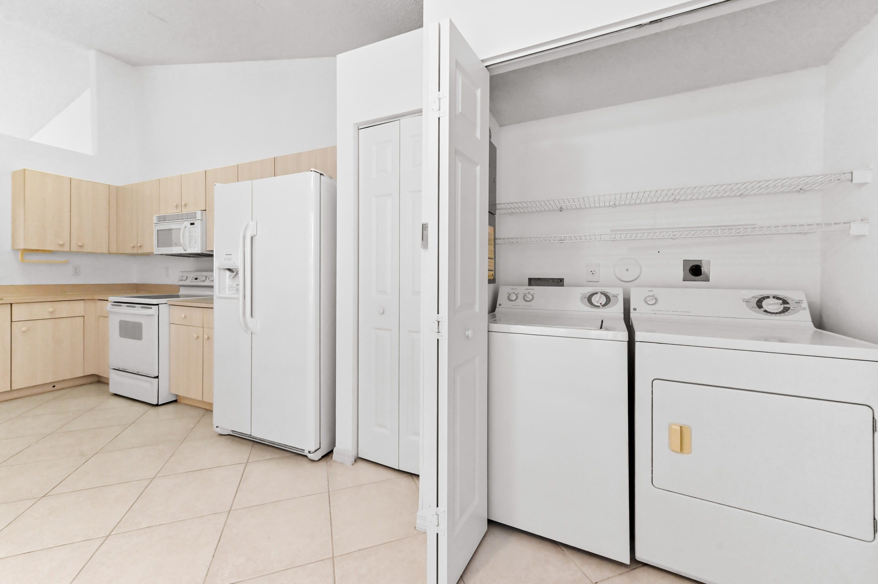 FLORAL LAKES - Residential