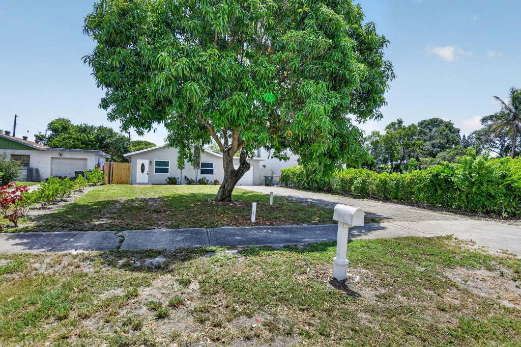 Photo of 6420 N DIXIE Highway, Boca Raton, FL 33487 (MLS # B26058968)
