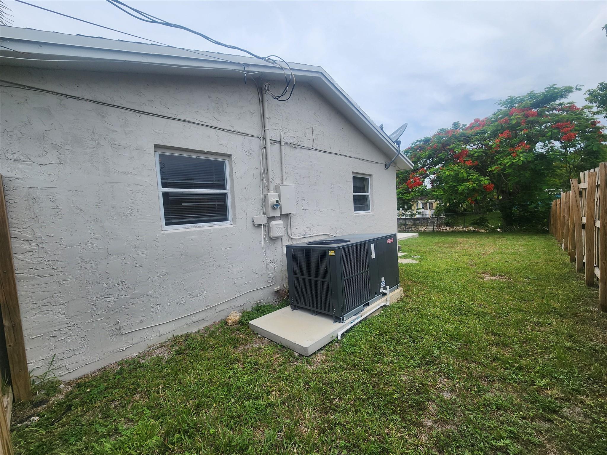 6133 Hogan Creek Rd, Margate, FL, 33063/$415,000 2 6133 Hogan Creek Rd