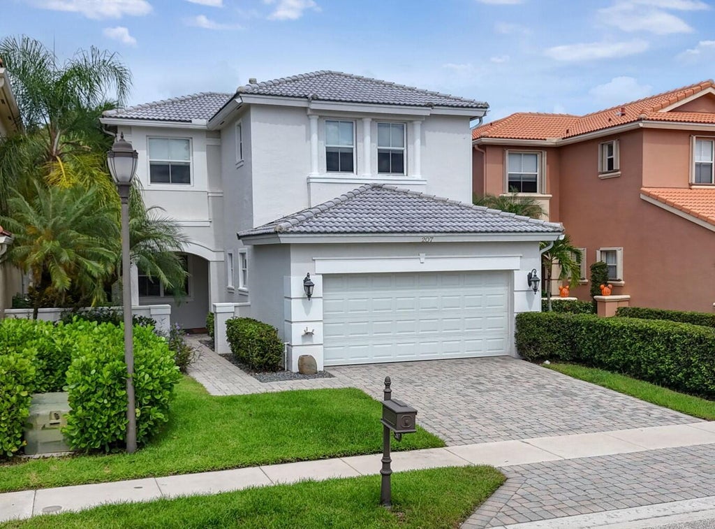 Photo of 207 ISLE VERDE Way, Palm Beach Gardens, FL 33418 (MLS # B26086943)