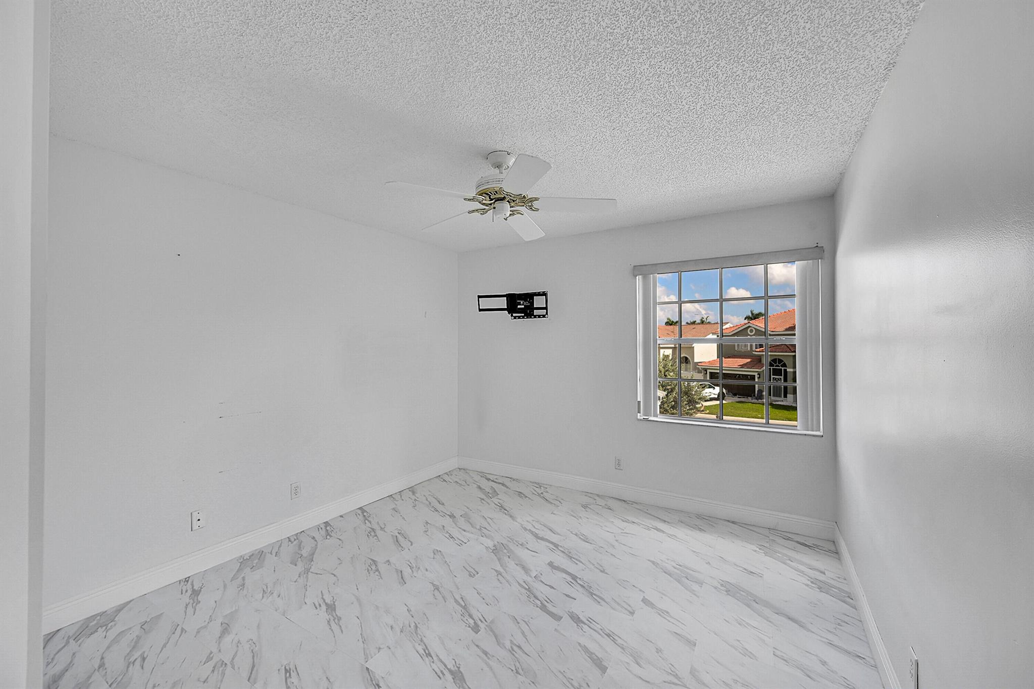 LAKE CHARLESTON TR I 3 - Residential Lease