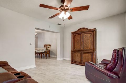 Single Family Residence in Tamarac FL 5012 51st Ct 11.jpg