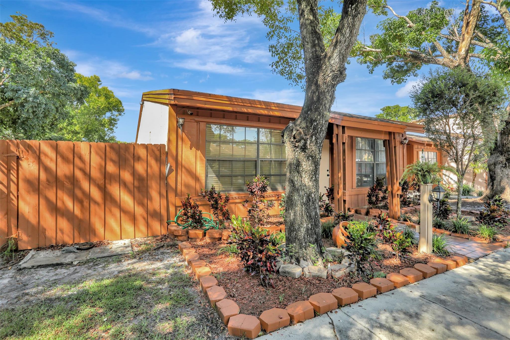 Rarely available corner unit in the heart of Inverrary. Centrally located and close to all the major highways, malls and attractions in Broward County. Please come by and bring your best offer.