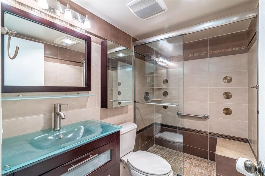 BRIGHT AND BEAUTIFUL 55+ CONDO! MUST SEE 2 BEDROOM 2 BATHROOM GROUND FLOOR CONDO OVERLOOKING POOL!  RENOVATED UNIT! NEW A/C AND WATER HEATER. 

CAN BE RENTED RIGHT AWAY!!

Showings will start on 8/02