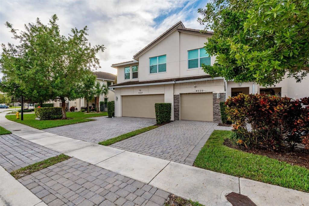 Photo of 4339 Lago Drive #4339, Pompano Beach, FL 33064 (MLS # F10541115)