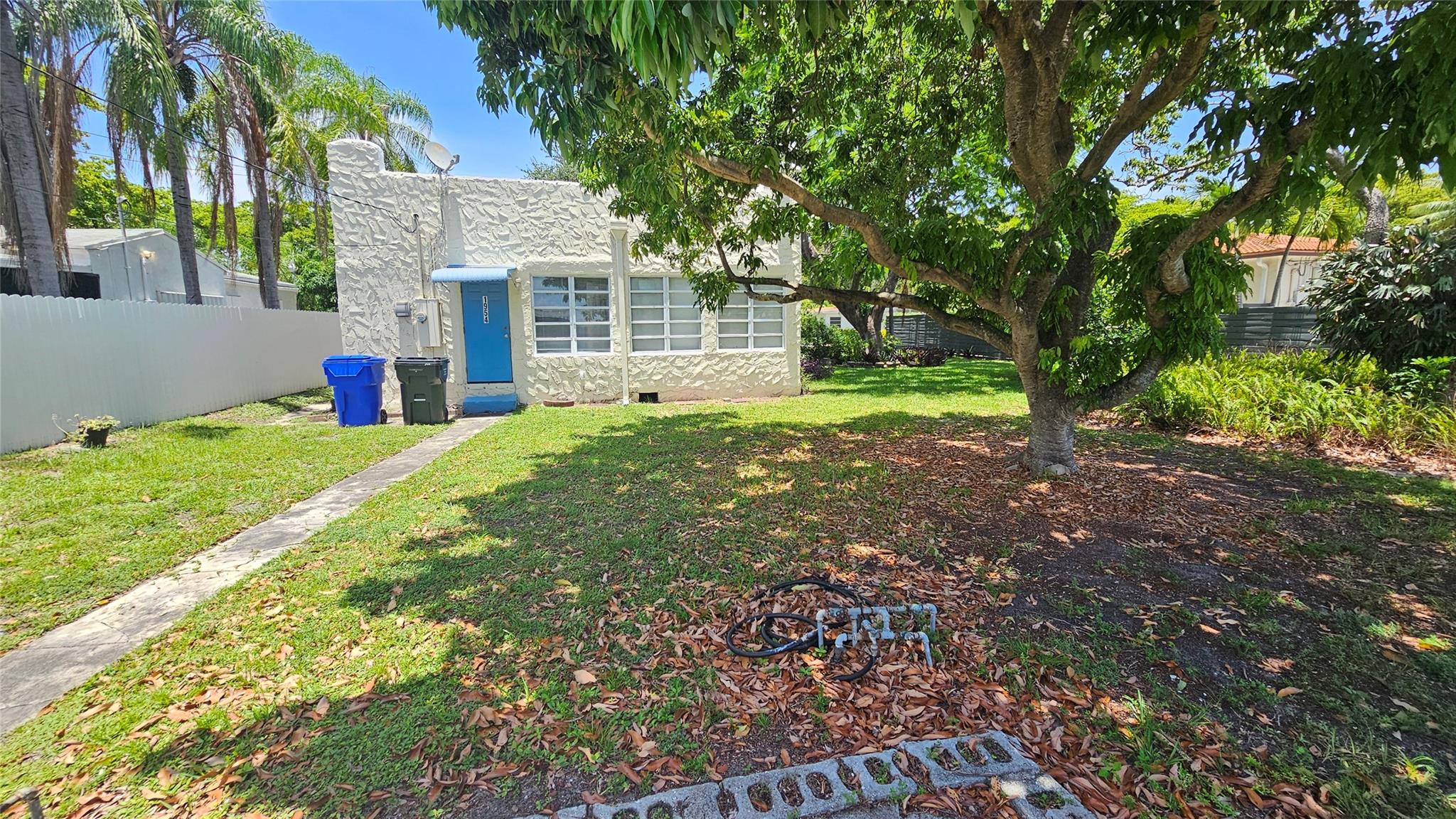 1954 Dewey St, Hollywood, FL, 33020/$330,000 1 1954 Dewey St
