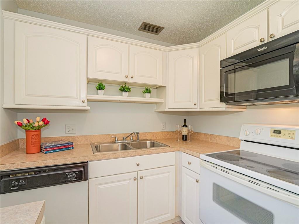 VISTA GARDENS F/K/A VISTA - Residential Lease