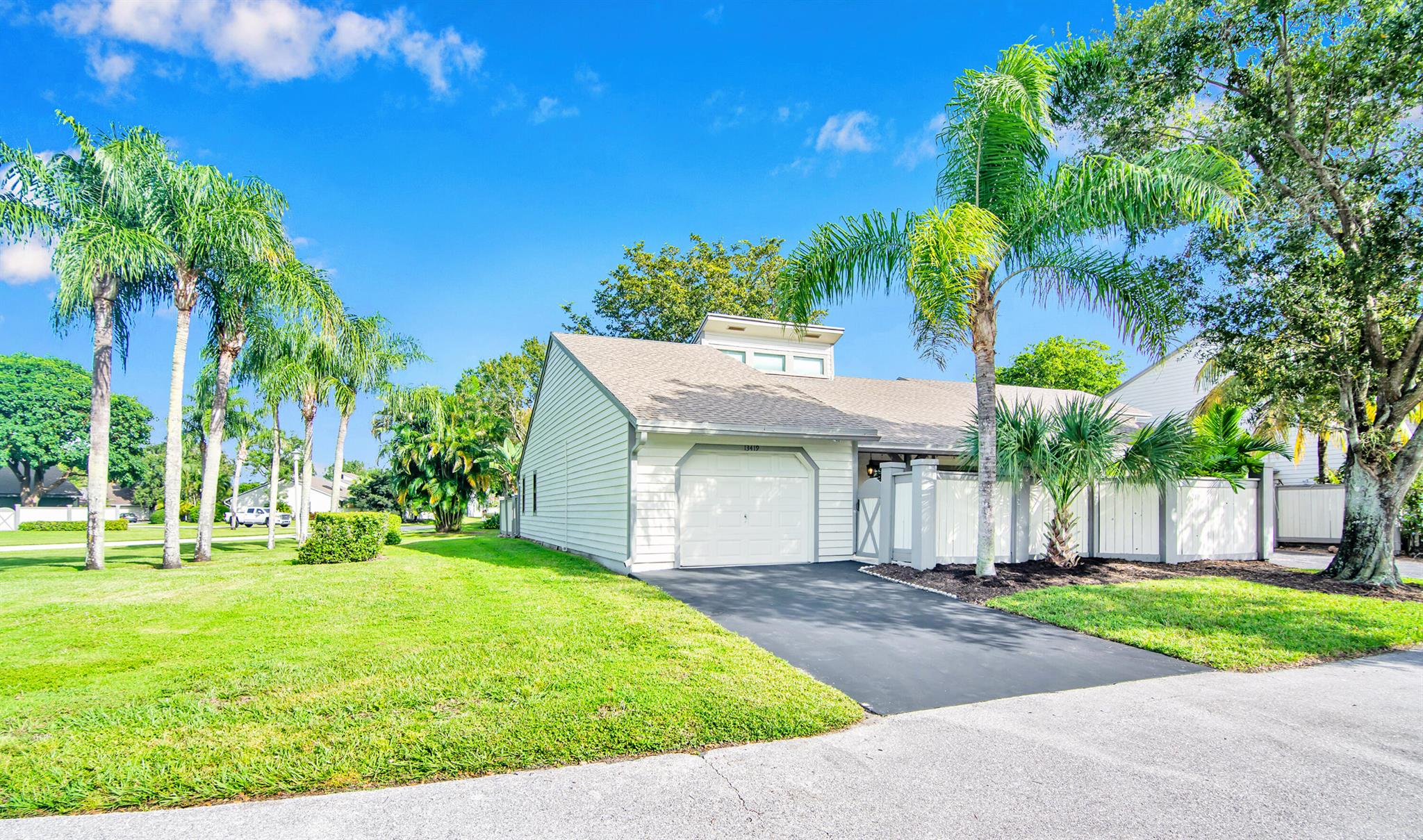 Available for season 2025/2026 PRICE IS 6000.00Excellent Location to WEF and GlobalFully furnished turn key. There are 3 bedrooms and a loft area. 2 dog limit per HOA/ HOA approval.180 day minimum.