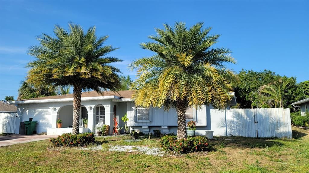 Photo of 711 SE Floresta Drive, Port Saint Lucie, FL 34983 (MLS # R10709208)