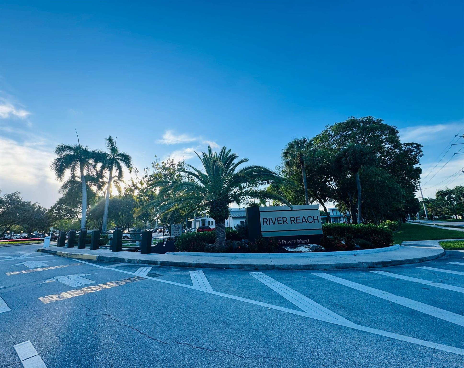 Thinking of the best investment in town? it is impossible to find a better location. The River Reach private island is located in the Fort Lauderdale area. Close to the FFL airport, beaches and cultural center.
There is a tenant in place for the past 4 years, who is willing to stay.