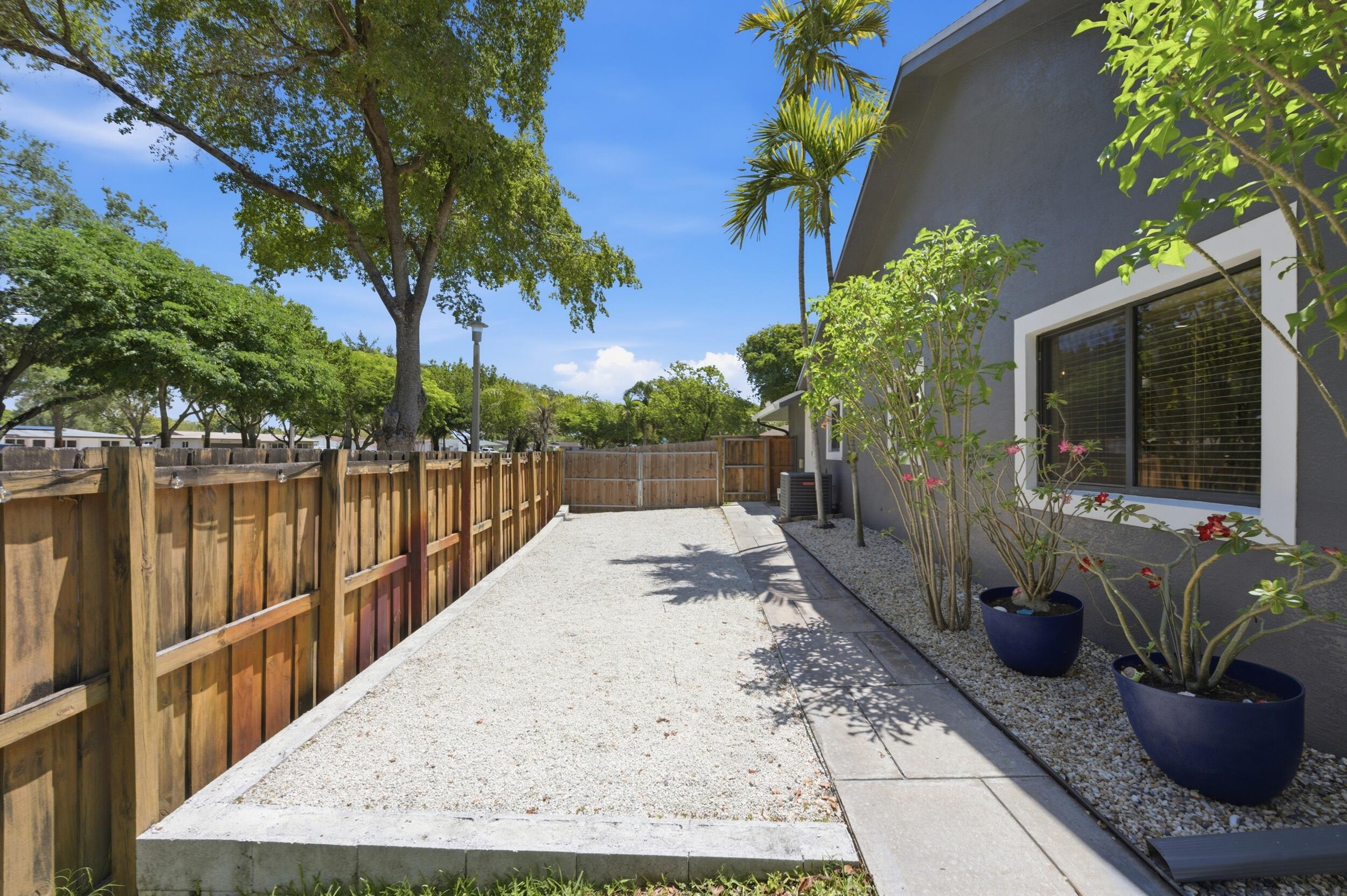 PEMBROKE LAKES SEC 6 - Residential