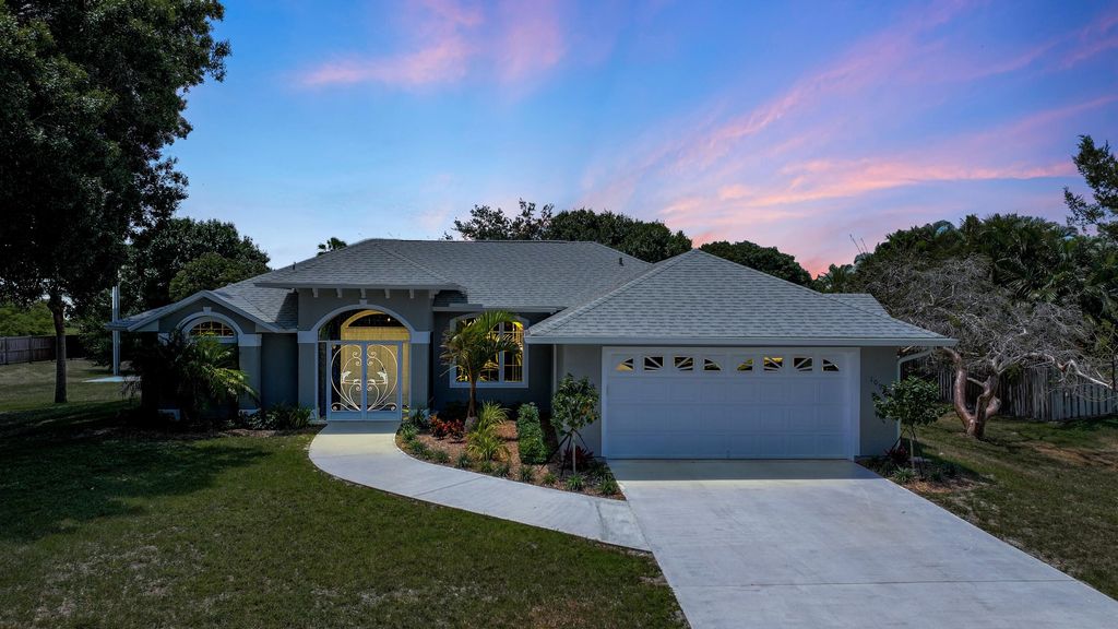 Photo of 1095 47th Avenue SW, Vero Beach, FL 32968 (MLS # R10985894)