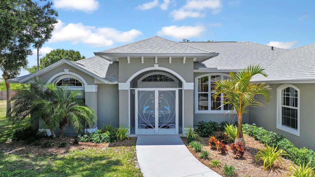 Photo of 1095 47th Avenue SW, Vero Beach, FL 32968 (MLS # R10985894)