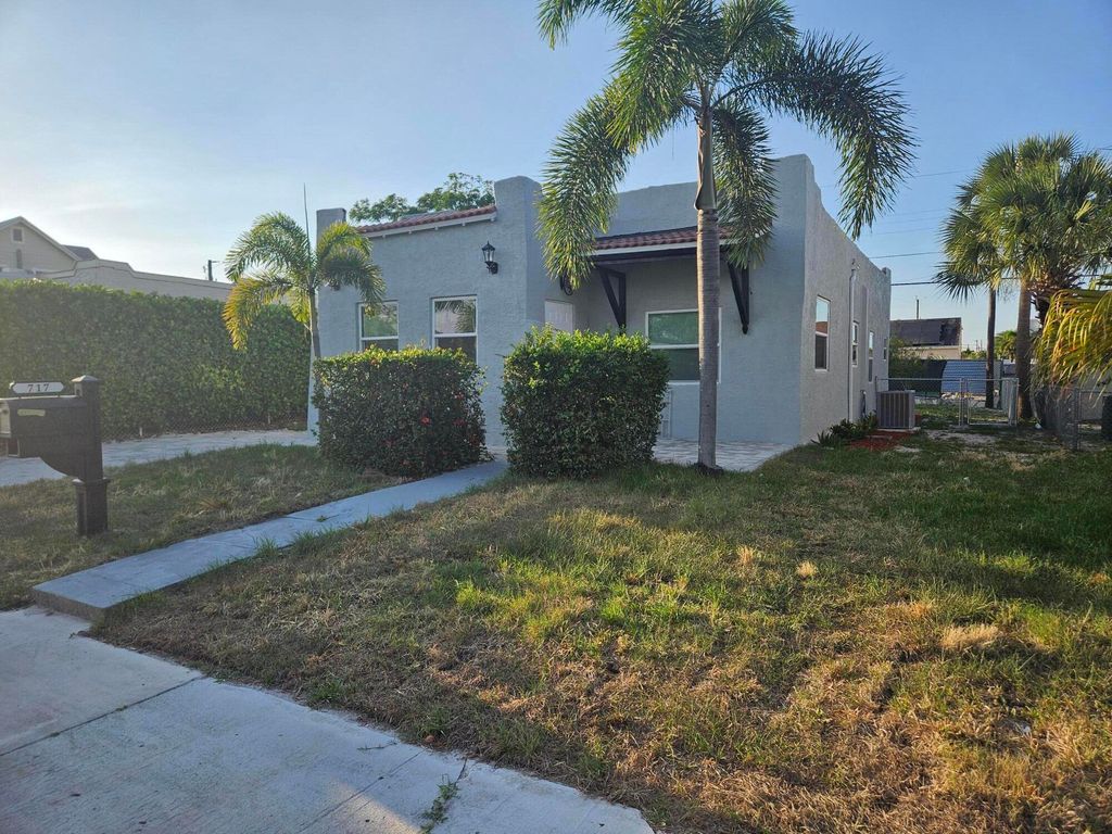 Photo of 717 Selkirk Street, West Palm Beach, FL 33405 (MLS # B26031974)