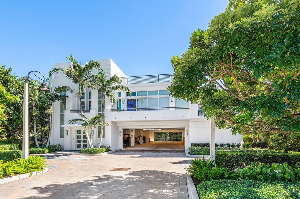 Photo of 226 Palm Court, Delray Beach, FL 33444 (MLS # R11139742)
