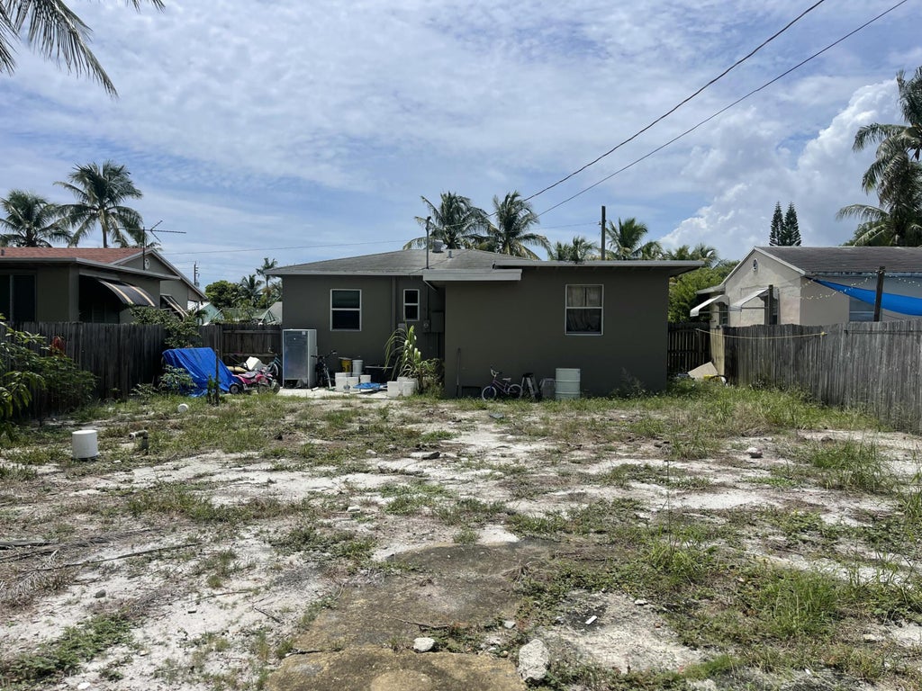 Photo of 121 SE 5TH Avenue, Boynton Beach, FL 33435 (MLS # B26060374)