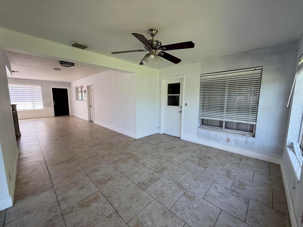 Photo of 224 Tamoshanter Drive, Palm Springs, FL 33461 (MLS # B26022166)