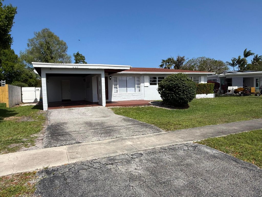 Photo of 224 Tamoshanter Drive, Palm Springs, FL 33461 (MLS # B26022166)