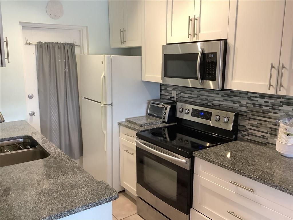 Photo of 1116 Lake Terrace #201, Boynton Beach, FL 33426 (MLS # F10289273)