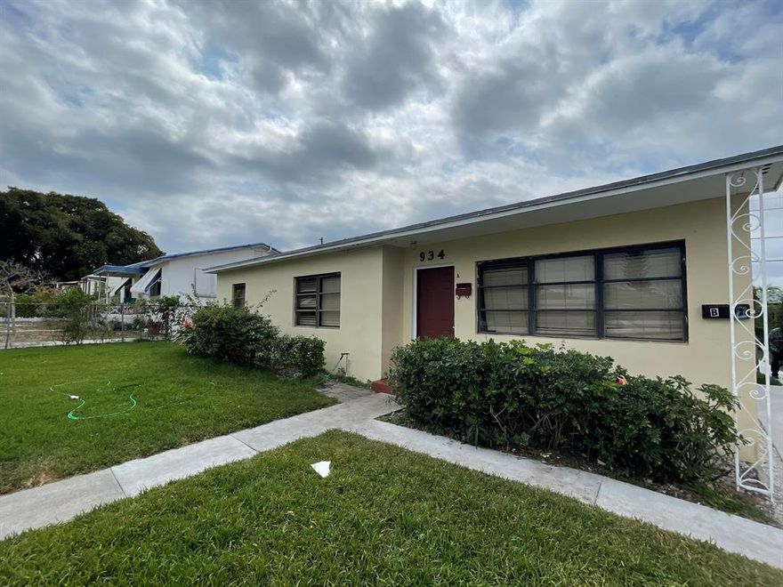 Investors Dream! Earn rent from the day of closing, fully occupied, great location for rent, no vacancies at any time, 3 great units in West Palm Beach. Located in the Northwood area,. The front unit is 3/1 the back units have two separate tenants 3/1 and 1/1. Great Income and possible to increase the rent to the market price. Close to Downtown West Palm Beach.