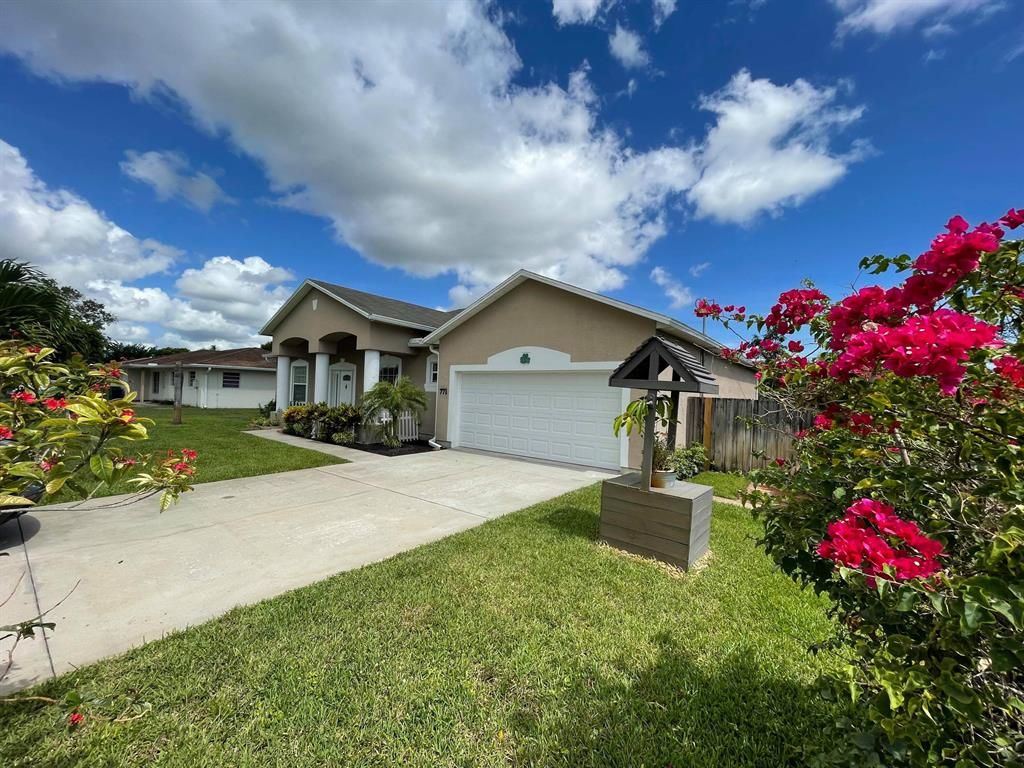 Photo of 771 SE Elwood Avenue, Port Saint Lucie, FL 34983 (MLS # R10833307)