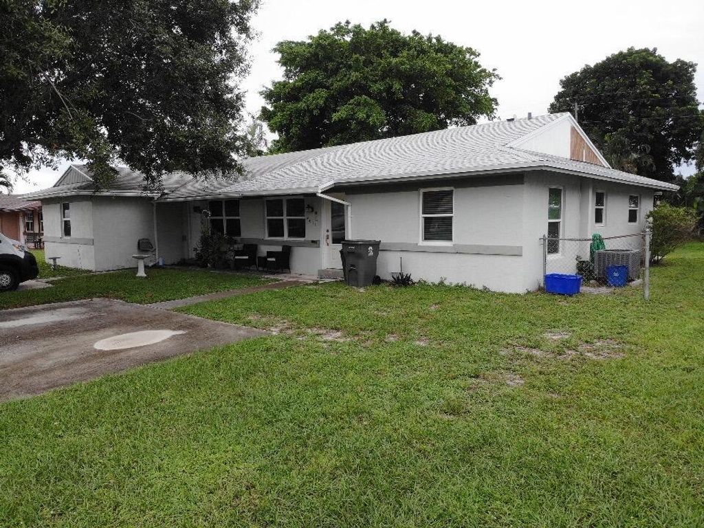 Photo of 4611 Arthur St, Palm Beach Gardens, FL 33418 (MLS # R11027997)
