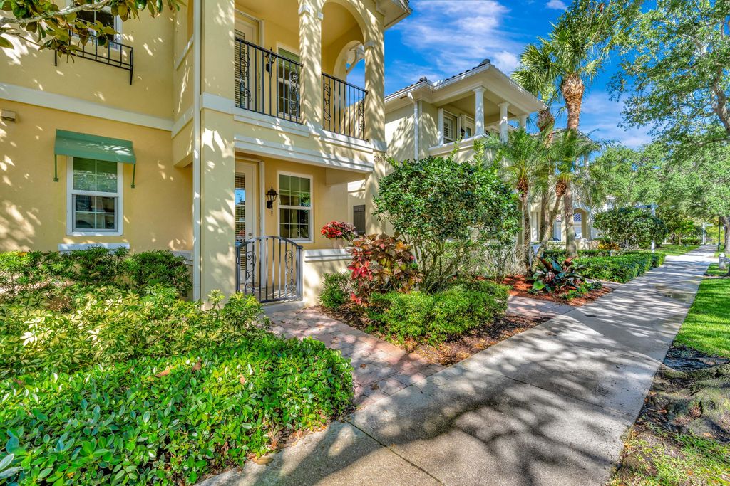 Photo of 216 Barcelona Drive, Jupiter, FL 33458 (MLS # B26026287)